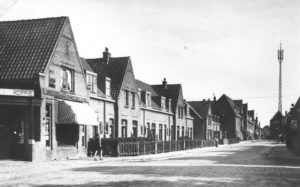 Links de winkel van de heer Bregman op de hoek van de De Lessepsstraat en de Swammerdamstraat