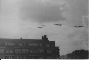 Van de voedseldroppings boven Zuilen komen steeds ‘nieuwe’ foto’s boven water, waaronder deze, van de heer Van de Hoorn. Zijn vader kocht ze van de heer J. Wolthers. Hier kunt u door de aanwezige bebouwing op de voorgrond zien dat de Lancasters over de Daalseweg/Edisonstraat vliegen. We kijken tegen het rijtje huizen aan dat aan het einde van de De Lessepsstraat staat. De daken rechts zijn van de woningen van De Oude Bouw.