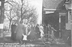 Door gebrek aan papier en goede fotochemicaliën is het een mager plaatje geworden. De sigaren- en sigarettenwinkel van Hazeleger in de De Lessepsstraat heeft een nieuwe zending ontvangen en daar staan de klanten graag even voor in de rij. Dit is ook een vorm van brandstofgebrek!