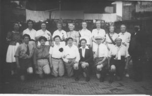 Deelnemers aan de Bevrijdingsoptocht, vermoedelijk uit de Westinghousestraat. Achterop de foto staat de tekst geschreven: ‘Jacob Hamel’s Kinderkoor op het Bevrijdingsfeest. September 1945.’ Laat u niet beetnemen, de deelnemers zijn zo te zien allen volwassenen. 