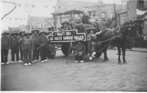 In de Westinghousestraat werd deze groep vereeuwigd die deelnam aan de optocht die werd georganiseerd in verband met de Bevrijdingsfeesten. Helpt ons de oogst binnen halen. Op de achterkant schreef men: ‘v.d. Velden Westinghousestraat 37 optocht bevrijding 1945’. Namen ontbreken.