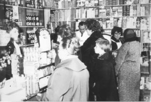 Een kijkje in de druk beklante winkel van kruidenier Bregman in de De Lessepsstraat. De heer en mevrouw Bregman staan achter de toonbank, links achter de toonbank staat Riet Schipperijn. De foto is van omstreeks 1960 en dat is te zien: de magere jaren na de oorlog zijn duidelijk voorbij.