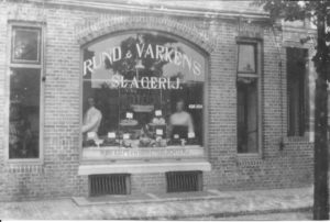 Achterop deze foto schreef mevrouw J. Bevers-Kok: Mijnheer Kok met waarschijnlijk jongste zuster, rond 1920 in de De Lessepsstraat.