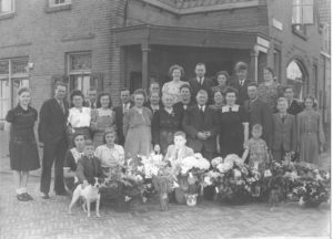 Dit is de familie Groenendaal, bij het 40-jarig huwelijksfeest van het echtpaar, waarbij alle familieleden op de foto gingen