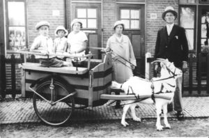 De familie van Ling voor de woning aan de Daalseweg 100