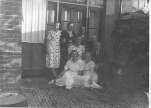 Familie Molenaar, Marconistraat 24 Zuilen: links staat Door, rechts staat Moeder. Ervoor, in het midden links Ans, ?, vader. Vooraan: Cor en ?