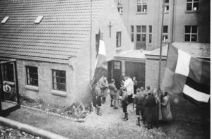 Pastoor W. van Albach tijdens de inwijding van het gebouw De Stins in de St.-Willibrordusstraat 