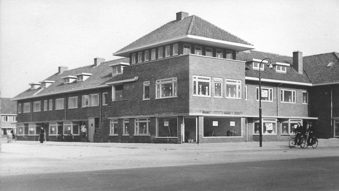 In zijn beginperiode in Zuilen ontwierp Van Hoorn nog in de 'jaren 30 stijl'. Hier een woonblok aan de Amsterdamsestraatweg-Wethouder Plompstraat uit 1937/38 in de buurt Mariëndaal.